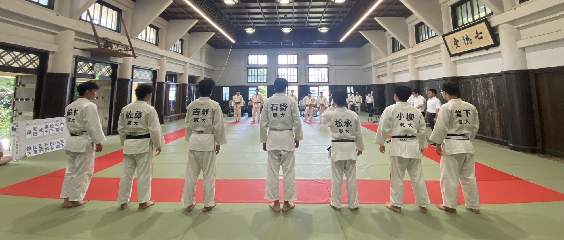 七徳堂で整列する柔道部員
